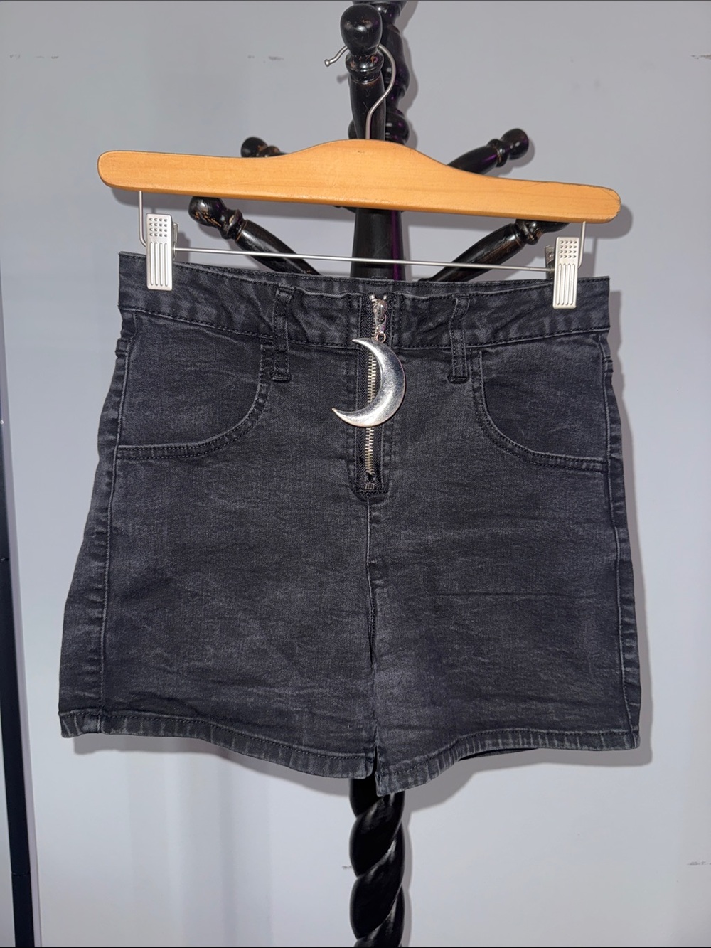 Hot Topic Black High-Rise Denim Shorts with Crescent Moon Pull 18.2.B2